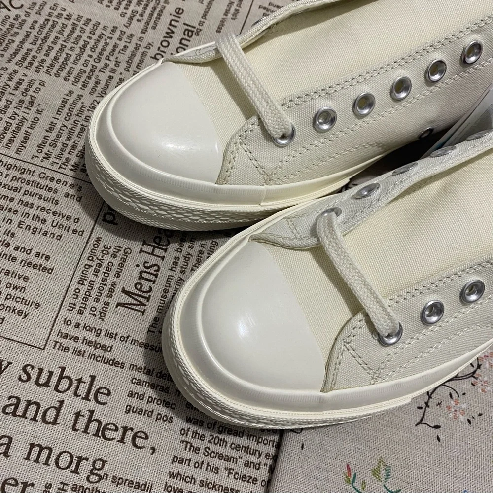 Comme des Garcons PLAY x Converse Low Top Sneakers - Picture 5 of 10